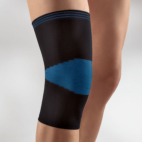 Person trägt Bandage ActiveColor® für Knie in schwarz