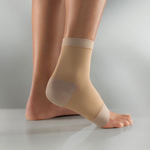 Person trägt Knöchelbandage ActiveColor® in Farbe haut