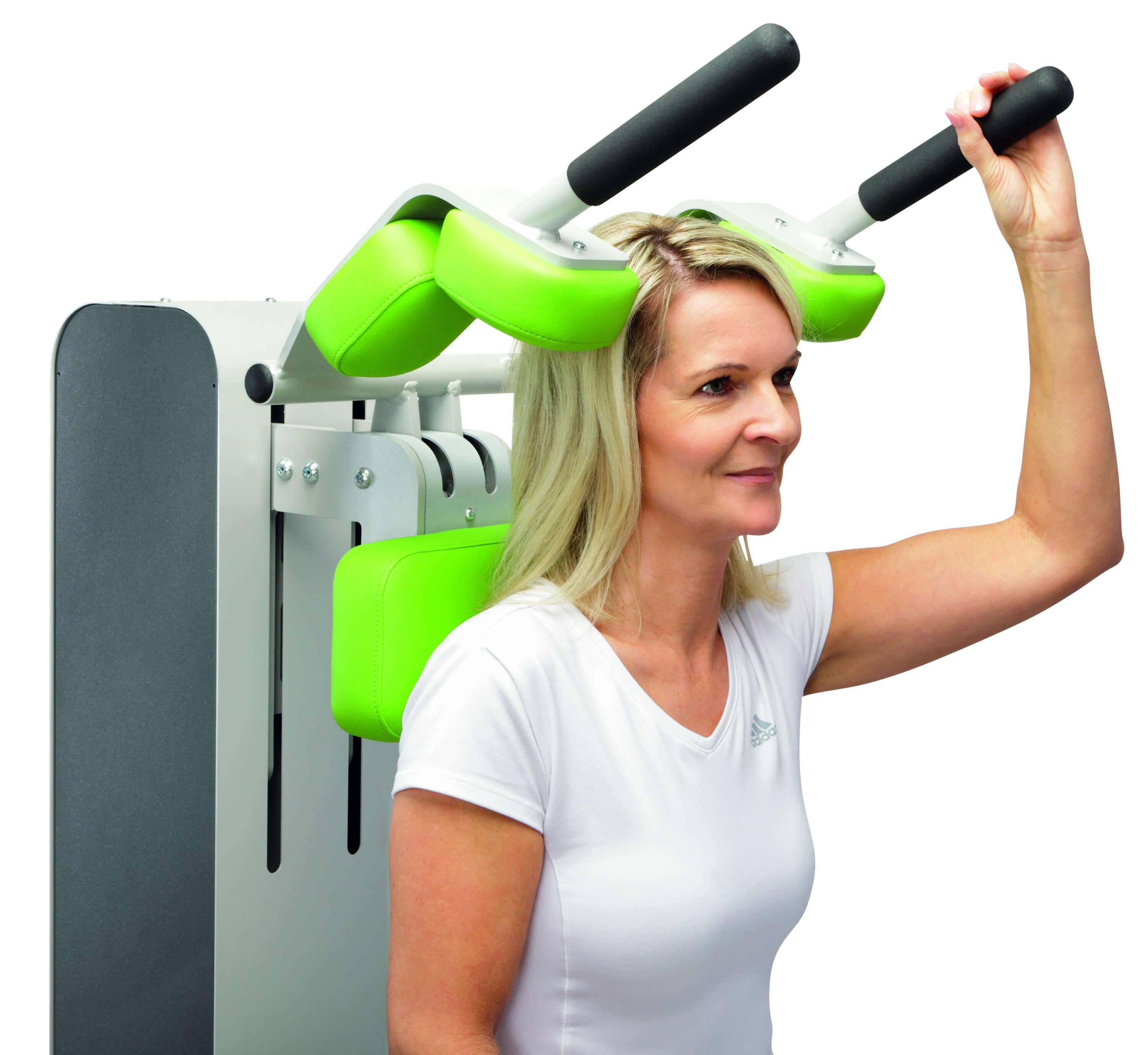 Frau hält oberen Griff des Rotationstrainers Reha-Line 2.0