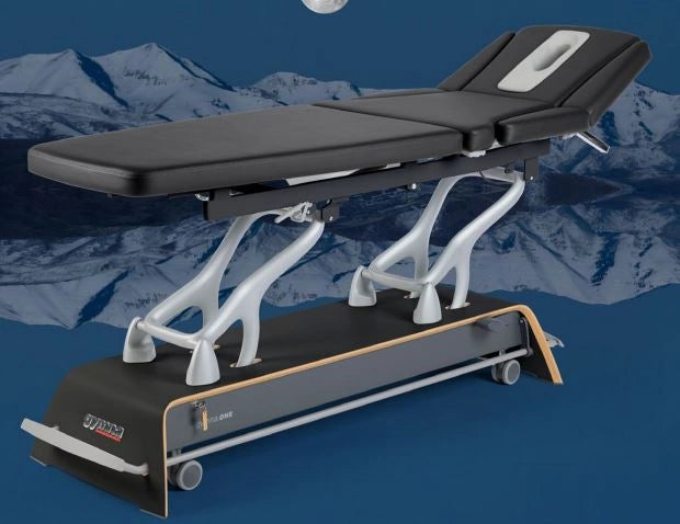 Luxuriöse Therapieliege gymna.ONE T7 in grober Dreiteilung mit 3-teiligem Mittelteil und 3-teiligem Kopfteil in Carbon-Black