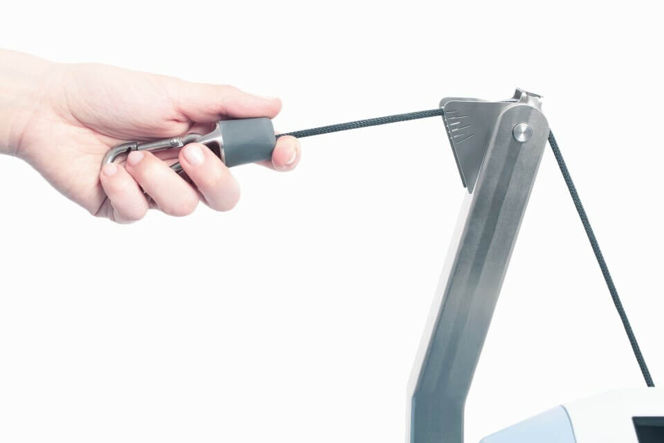 Seilverbindung mit Karabiner des BTL-Traction auf der Traktionsliege BTL-1300
