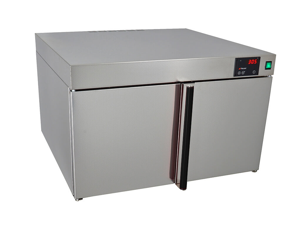 Warmhalteschrank WS 14-70 mit einer geöffneten und einer geschlossenen Tür