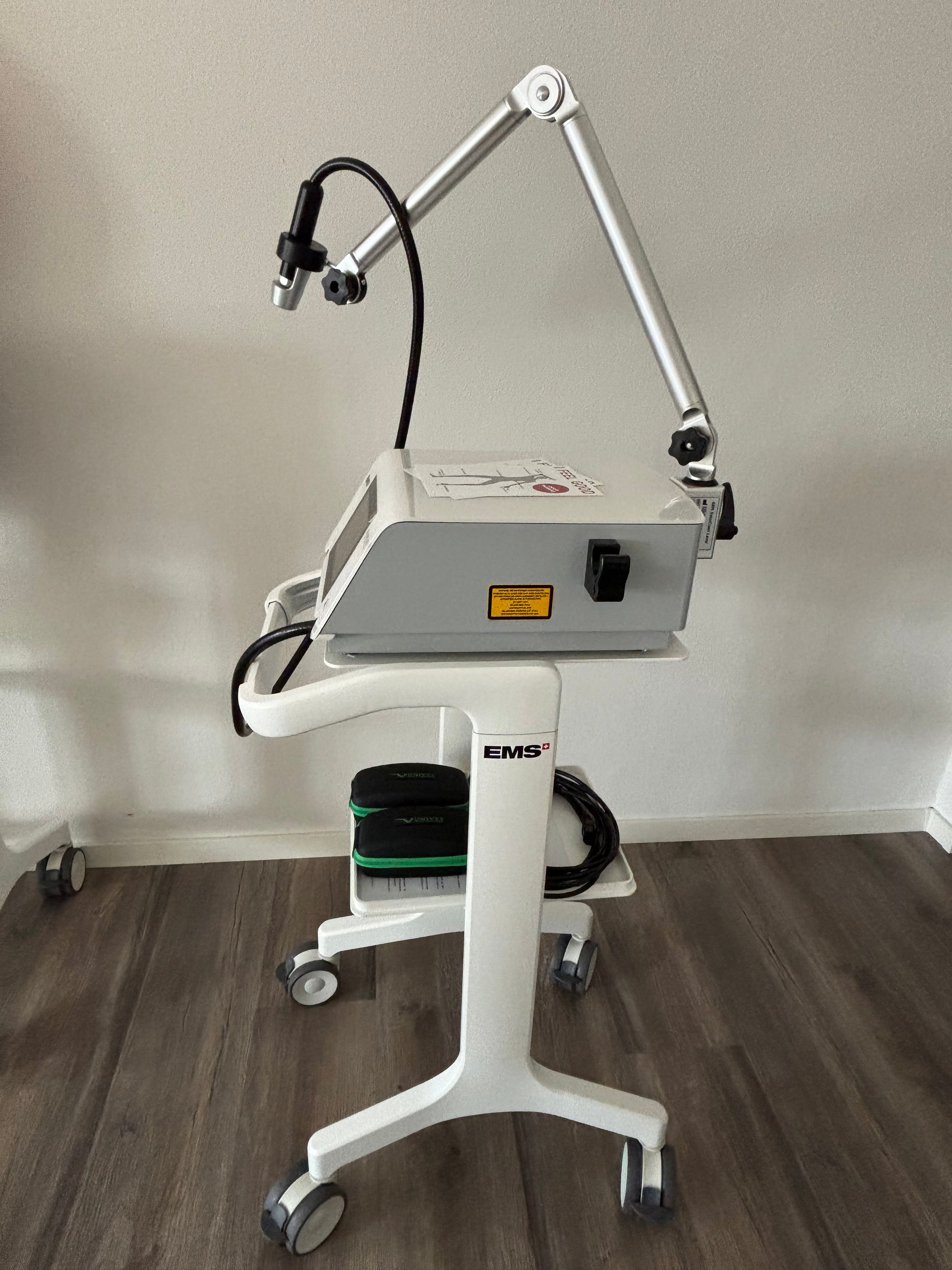 Gebrauchtgerät - Lasergerät SWISS DolorClast® High Power Laser für Schmerzbehandlung