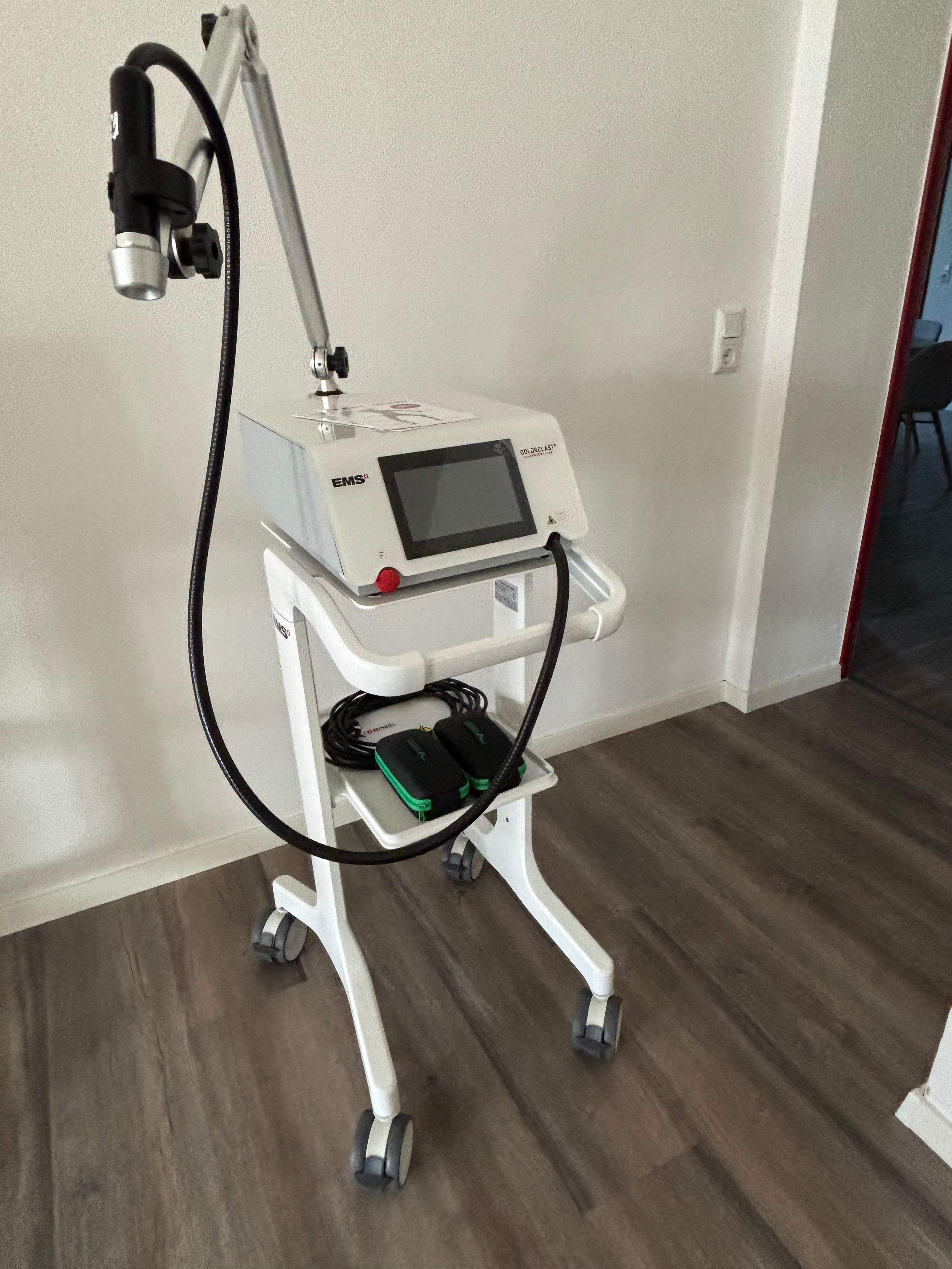 Gebrauchtgerät - Lasergerät SWISS DolorClast® High Power Laser für Schmerzbehandlung