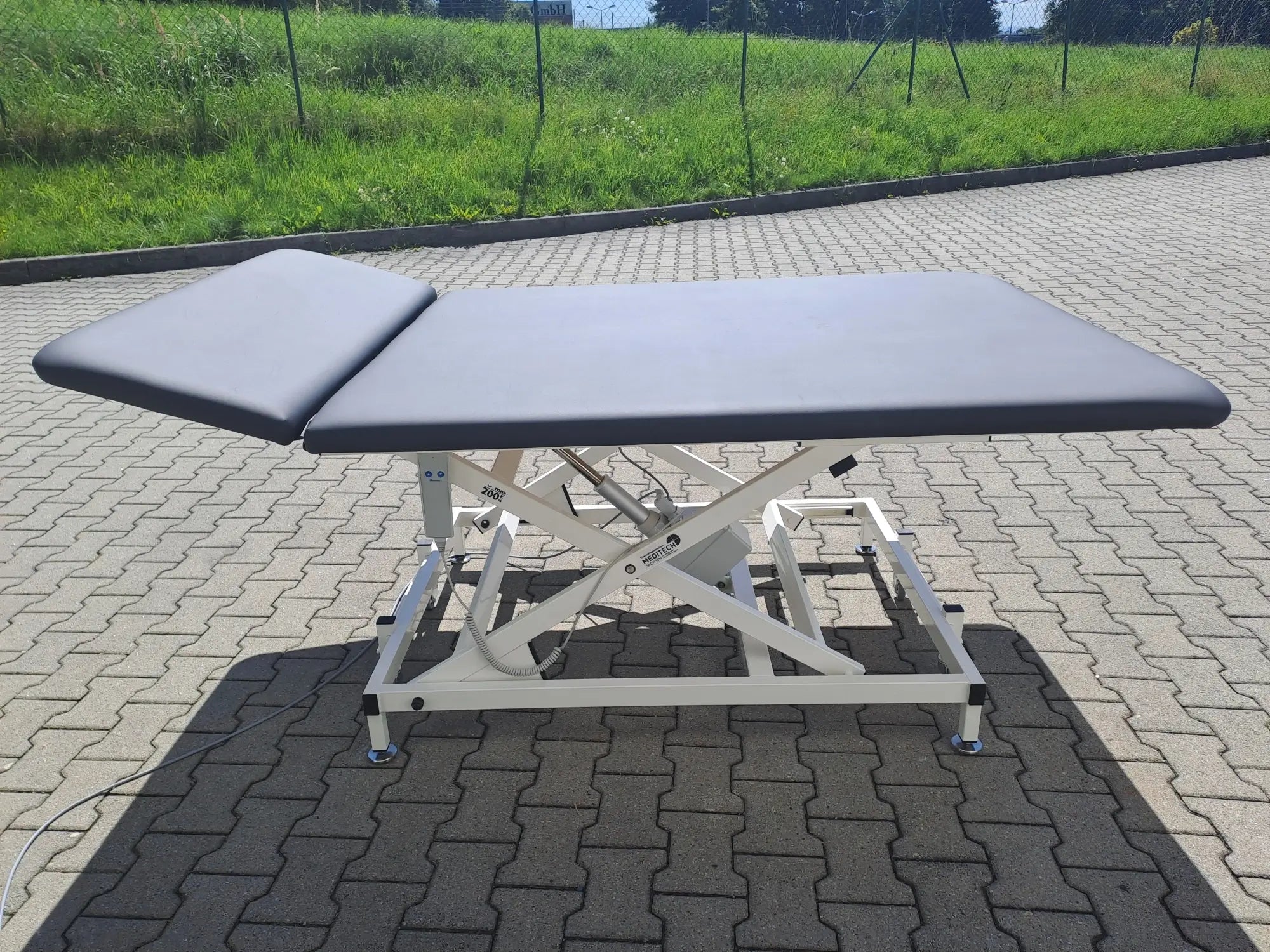 Gebrauchte Bobathliege VARIO Vojta in Seitenansicht auf Parkplatz