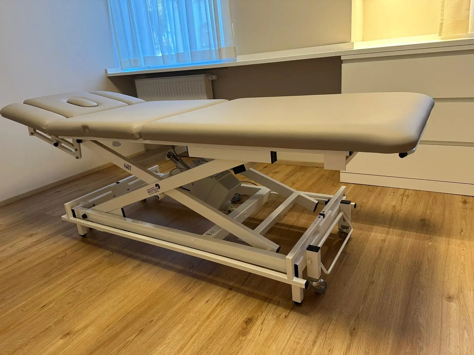 Gebrauchte Therapieliege Vario Nr. 1 in Dreiteilung in Seitenansicht in einer Praxis