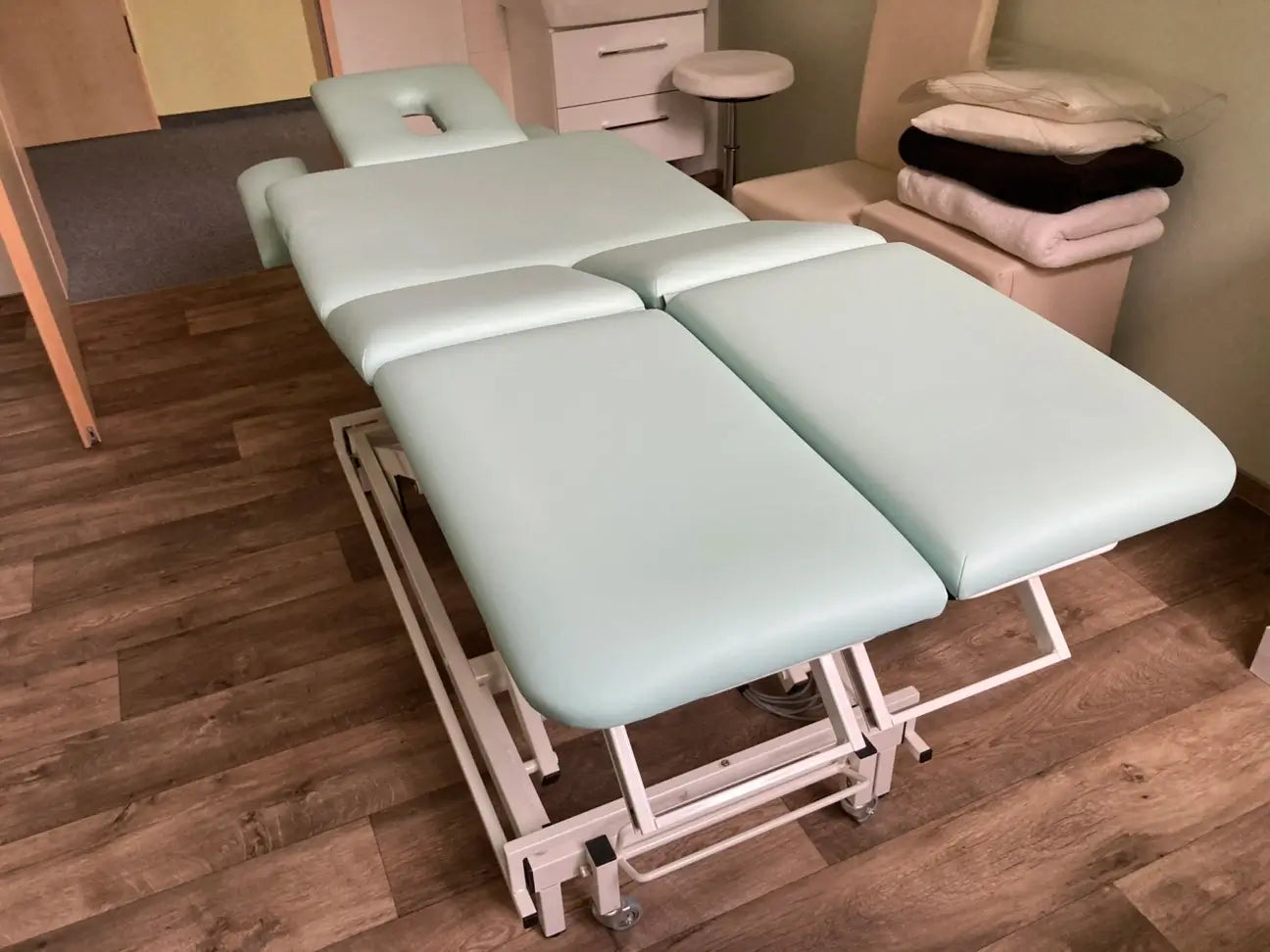Gebrauchte Therapieliege Vario Nr. 1 Lymph aus Frontansicht