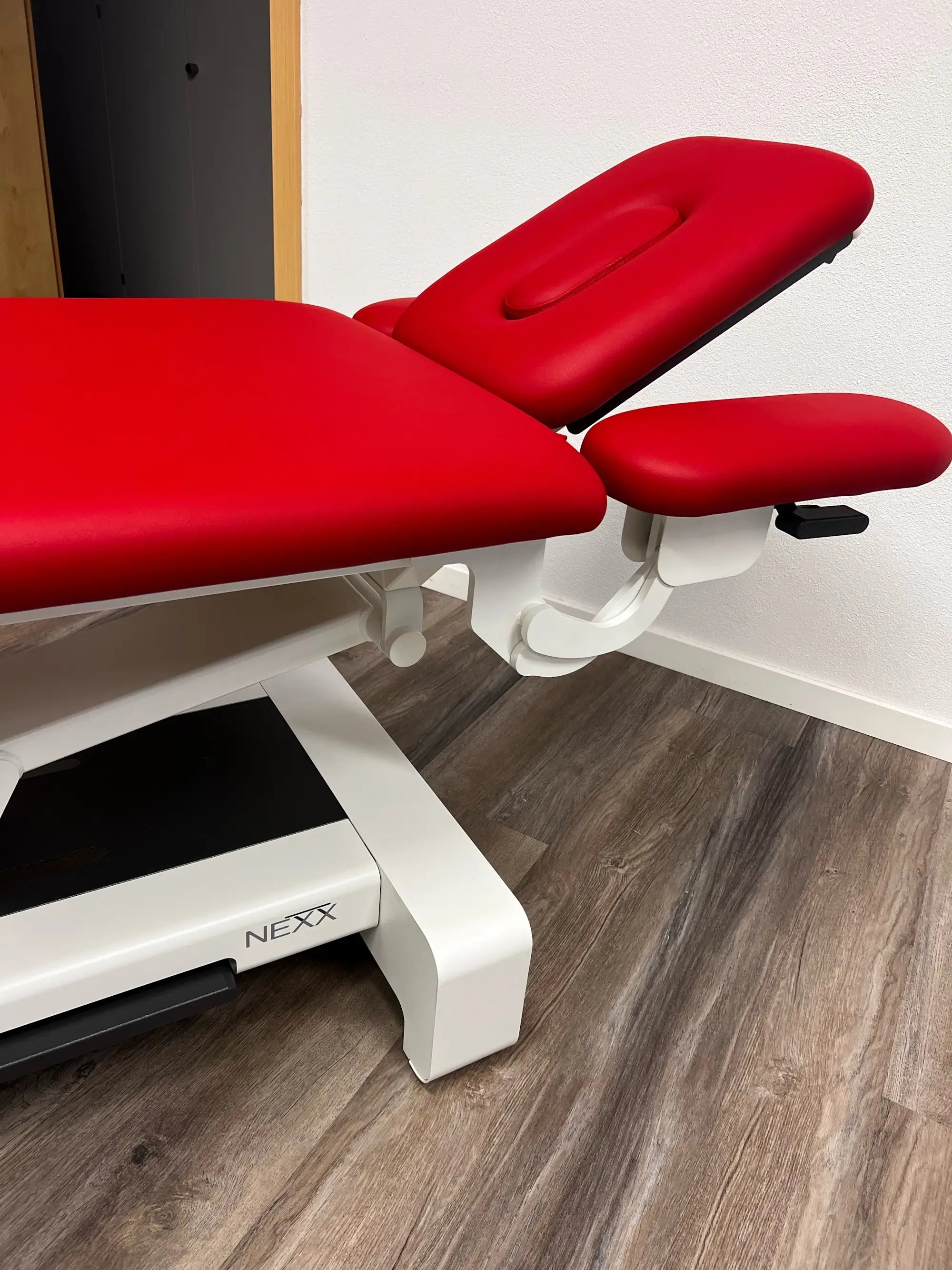 Seitenansicht des 3-teiligen Kopfteils der gebrauchten Therapieliege NEXX 2 in Rot