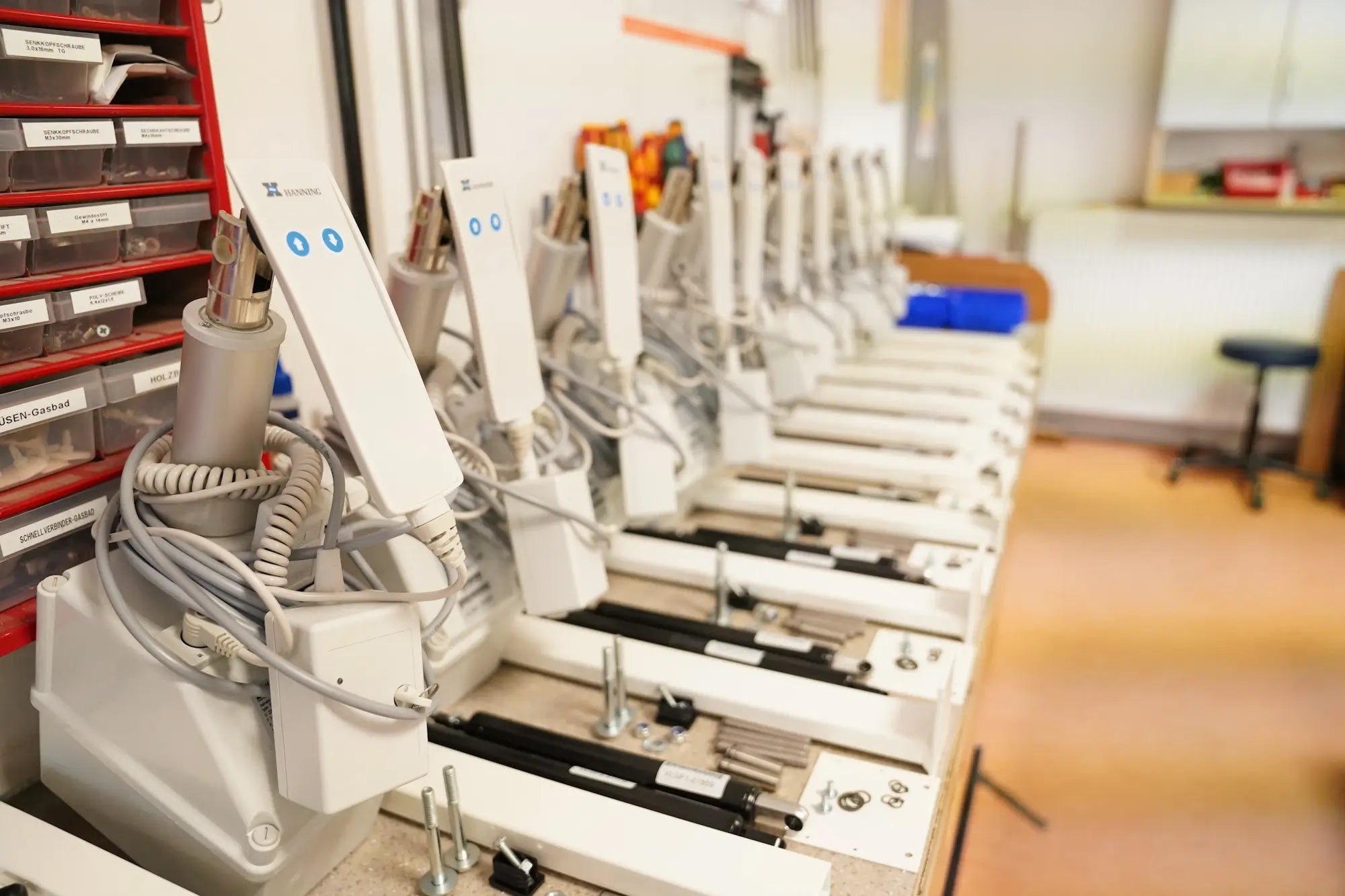 Mehrere Handschalter in Produktionsstätte in Reihe aufgestellt