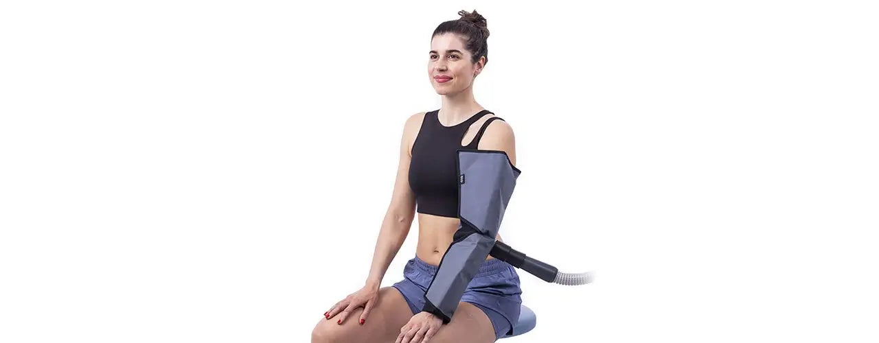 Passive Anwendung des BTL-Kryo am gesamten Arm einer Frau 