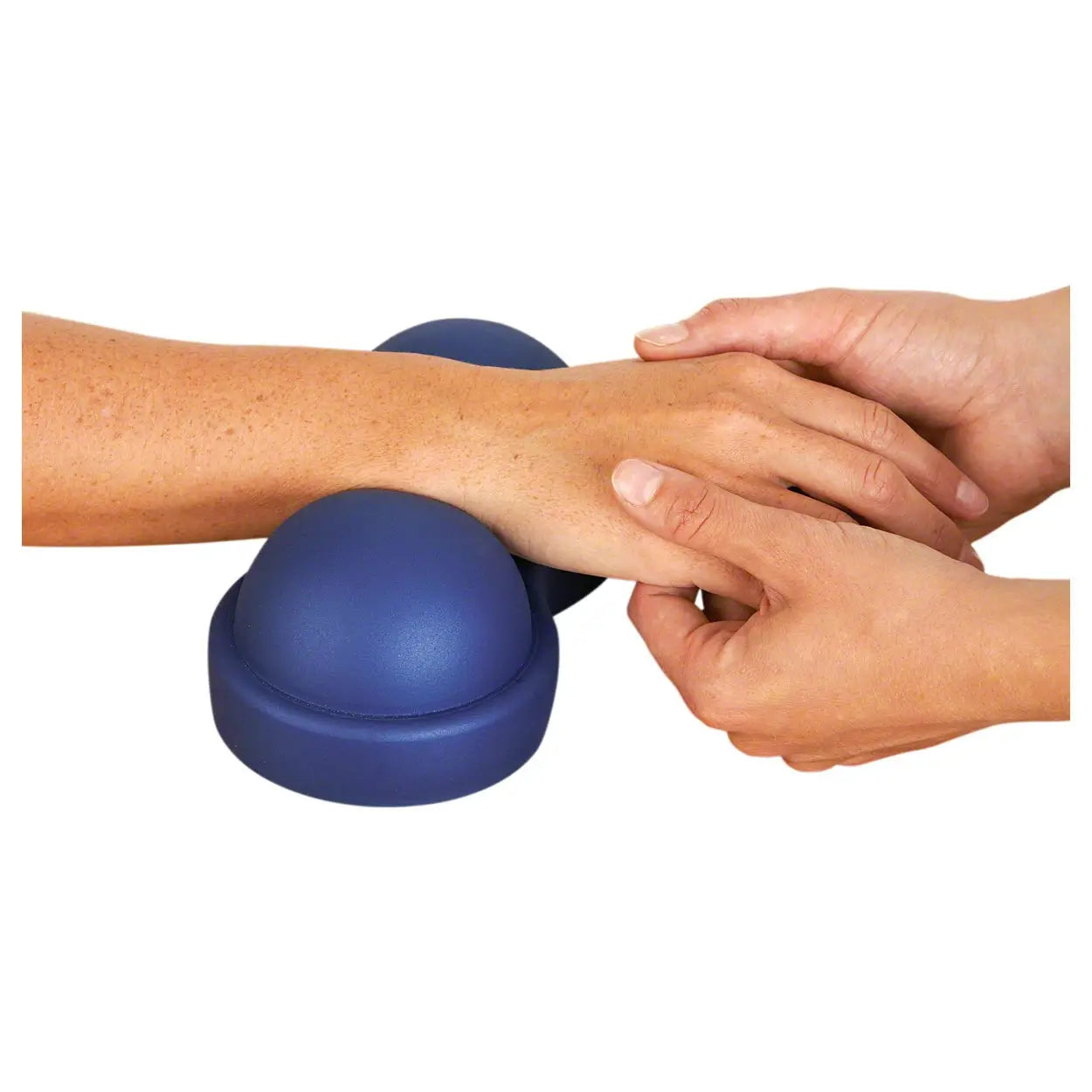 Therapeut therapiert Hand mit Nackenball Togu Nex ohne Noppen in blau
