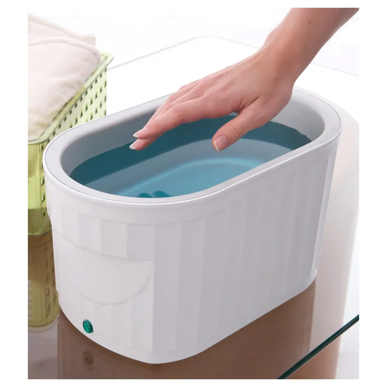 Paraffinbad Therabath PRO TB7 in Anwendung am Hand
