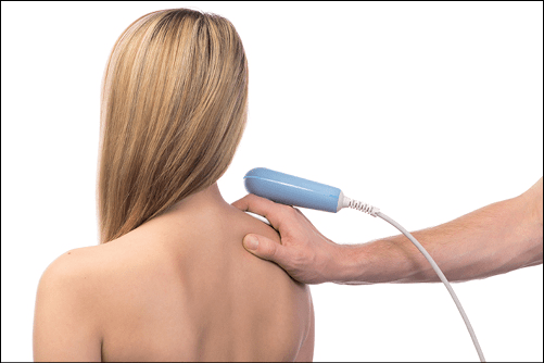 Radiofrequenztherapie Gerät BTL-6000 in Anwendung an der Schulter einer Frau
