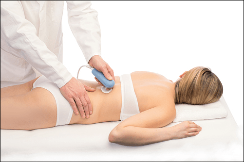 Radiofrequenztherapie Gerät BTL-6000 in Anwendung am unteren Rücken einer Frau auf einer Therapieliege
