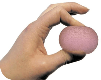 Hand presst Therapieball SISSEL® Press-Eggs mit Zeigefinger und Daumen

