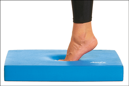 Fuß auf Balance-Pad AIREX®