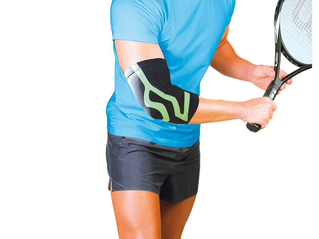Mann trägt Ellenbogenbandage ORIONE PowerBand in schwarz/grün