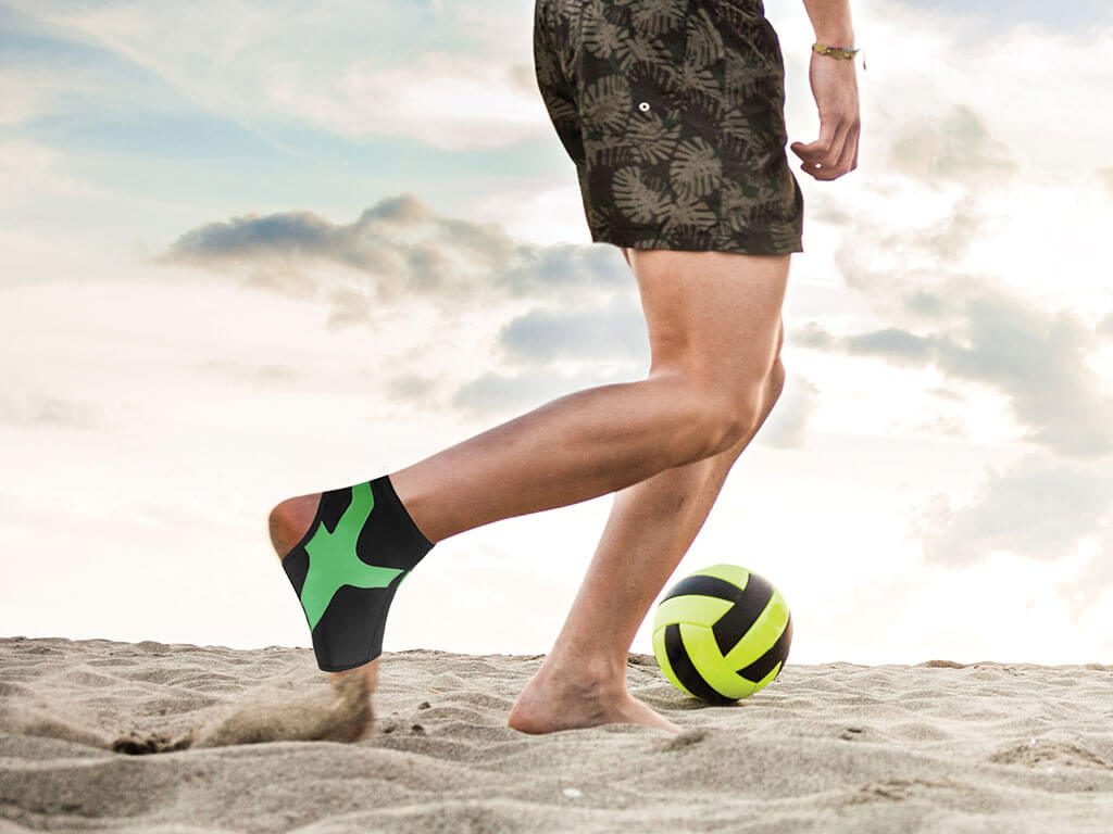 Mann trägt Fußbandage ORIONE PowerBand