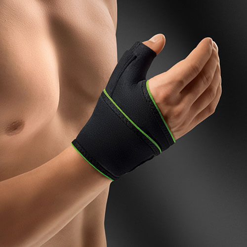 Mann trägt Handgelenk-Daumenbandage ActiveColor® mit Daumenschiene
