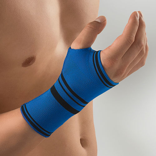 Mann trägt Handgelenkbandage ActiveColor® mit Daumenstütze in blau