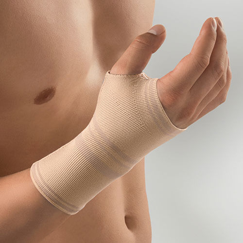 Mann trägt Handgelenkbandage ActiveColor® mit Daumenstütze in Farbe Haut