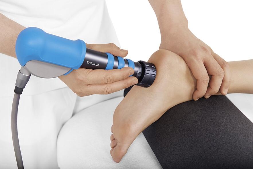 Applikator des radialen Stoßwellengerät SWISS DOLORCLAST® smart 20hz in Fußanwendung
