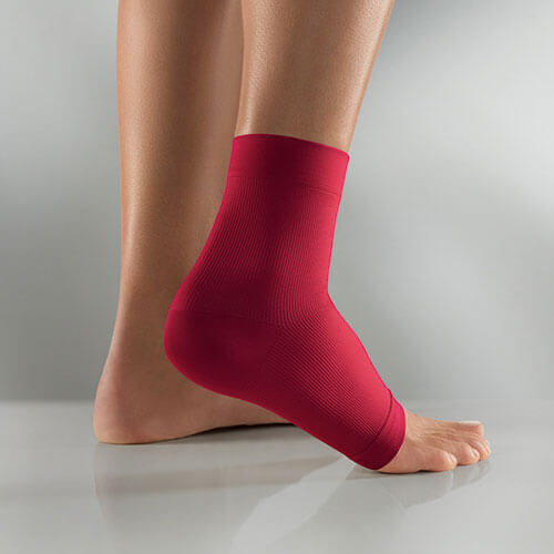 Person trägt Knöchelbandage ActiveColor® in rot