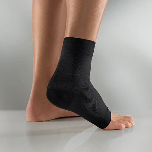 Person trägt Knöchelbandage ActiveColor® in schwarz