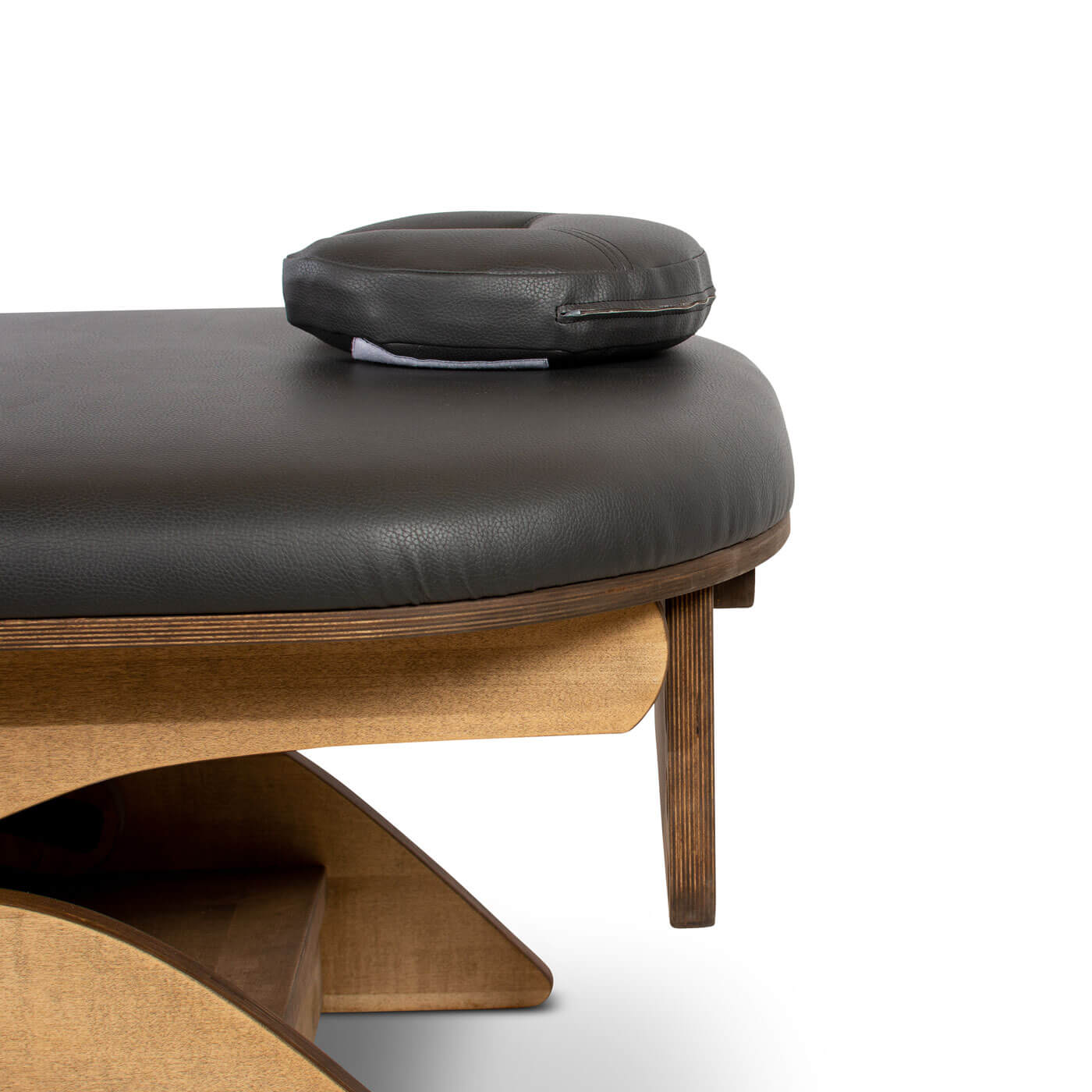 Massageliege relax sensation Modell Simplex mit Gesichtsöffnung auf Liegefläche gelegt