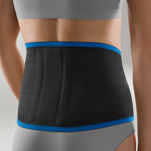 Person trägt Rückenbandage ActiveColor® in Farbe schwarz