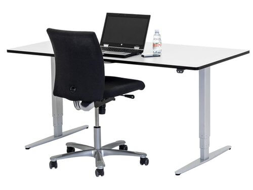 Ergonomischer Schreibtisch Ropox Ergo mit Notebook und Bürostuhl