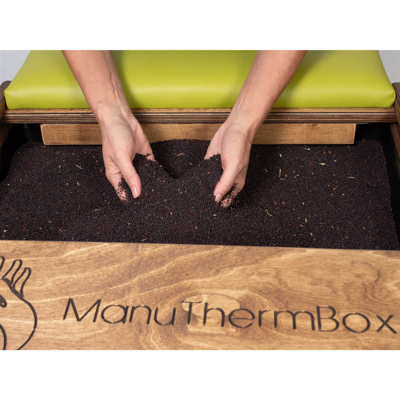 ManuThermBox Sandbox mit grünem Polster und geöffneter Schublade und Rapssamen bei Handtherapie