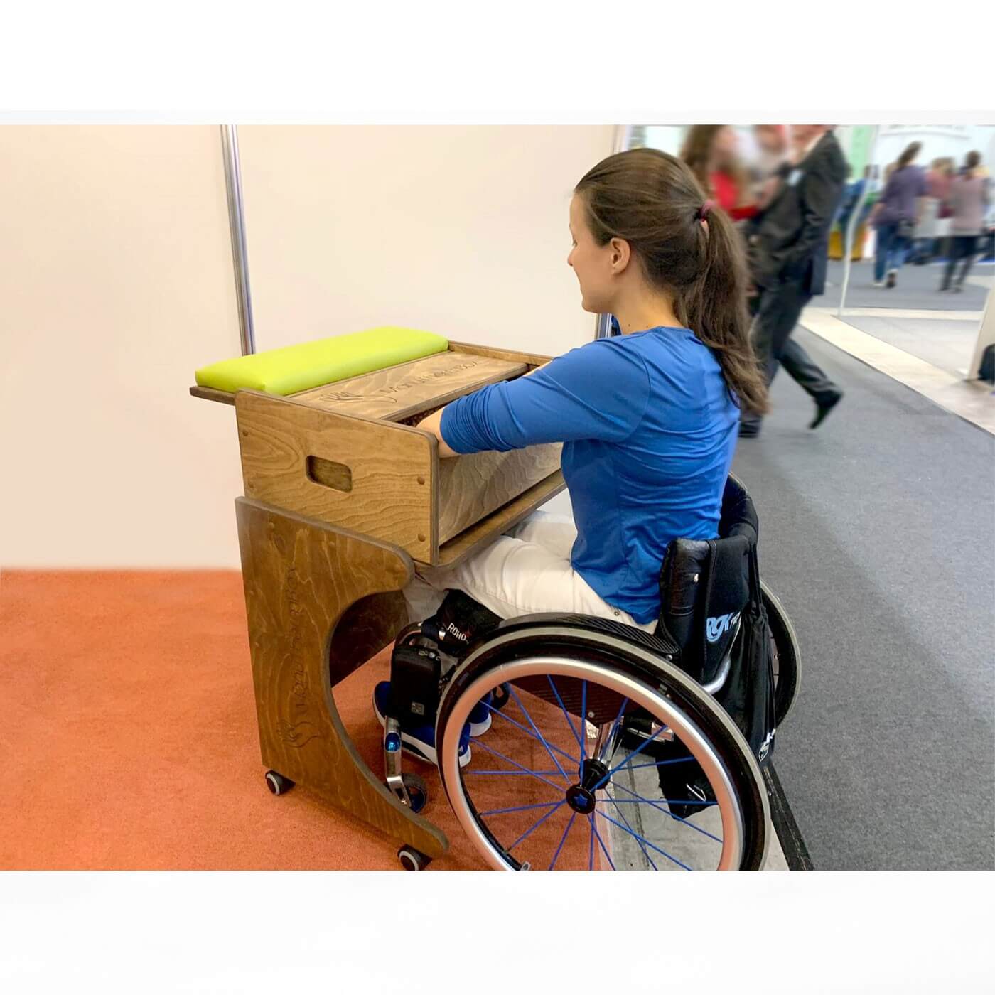 Nutzung der ManuThermBox Sandbox von einer Rollstuhlfahrerin 